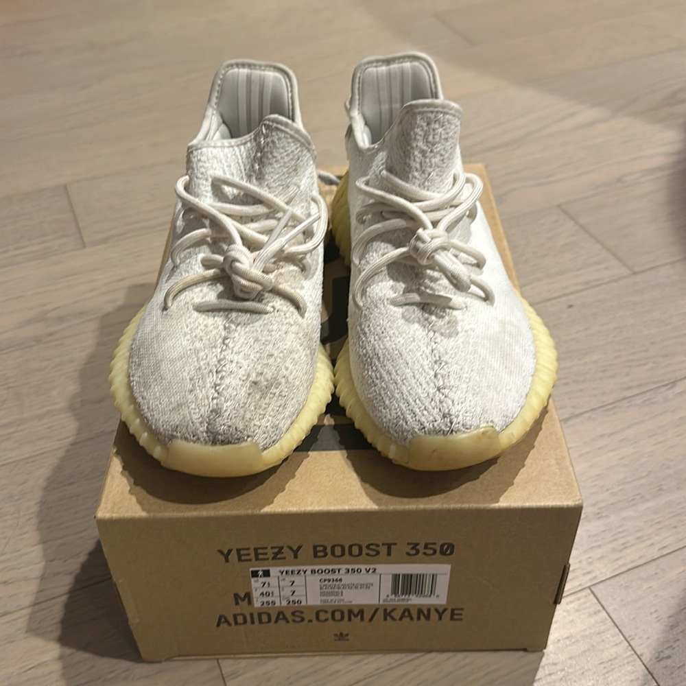 Yeezy boost 350 V2 in white size 7.5 men’s/ 40 women’s